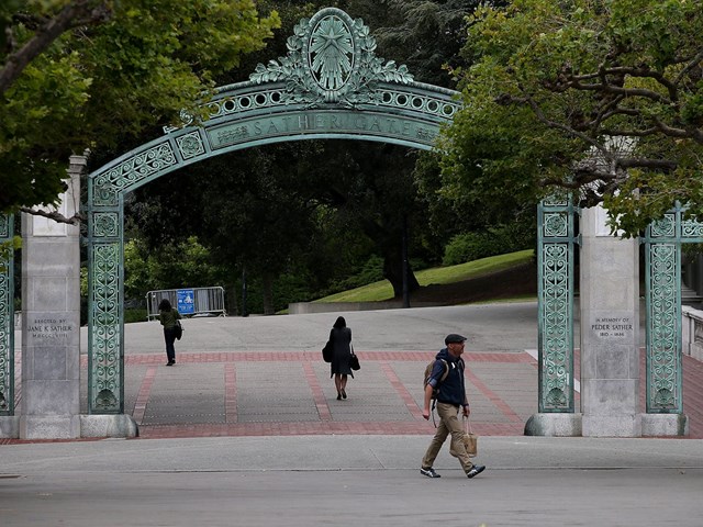 Sau đ&oacute;, &ocirc;ng theo học chuy&ecirc;n ng&agrave;nh khoa học m&aacute;y t&iacute;nh v&agrave; kinh tế tại Đại học California ở Berkeley, Mỹ. Sống ở xứ người, Son sớm bộc lộ t&agrave;i năng kinh doanh. Trước khi tốt nghiệp đại học, &ocirc;ng đ&atilde; b&aacute;n c&ocirc;ng ty đầu ti&ecirc;n của m&igrave;nh - với sản phẩm l&agrave; m&aacute;y phi&ecirc;n dịch đa ng&ocirc;n ngữ - cho Sharp với gi&aacute; khoảng 1 triệu USD. Ảnh:&nbsp;Getty Images.